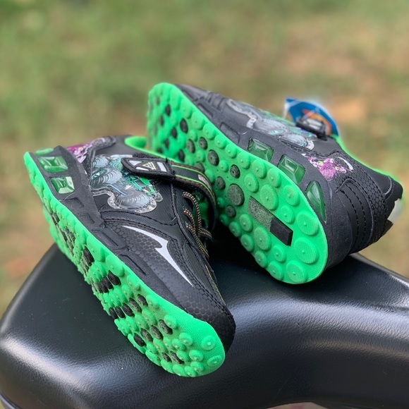 Monster Jam Grave Digger Toddler Boy Light Up Shoe - Picture 5 of 10